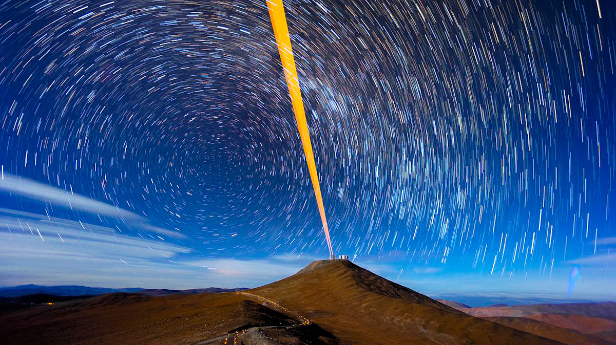 Trilhas de estrelas sobre o Observatório do Paranal Trilhas de estrelas sobre o Observatório do Paranal