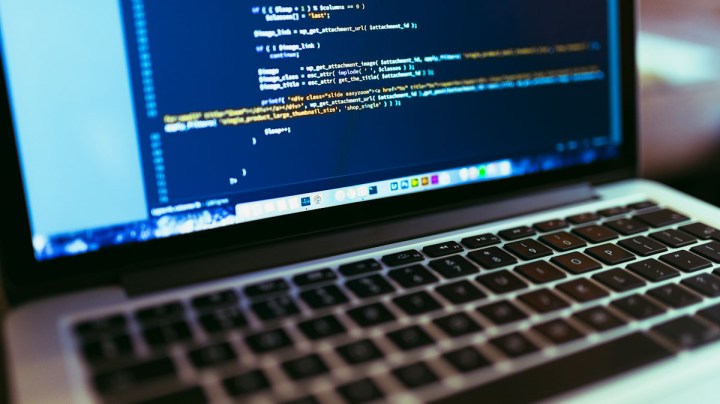 Curso on-line, pelo YouTube, forma desenvolvedor front-end em uma semana