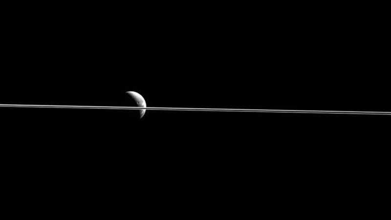 Dione dividida em curioso registro da sonda Cassini