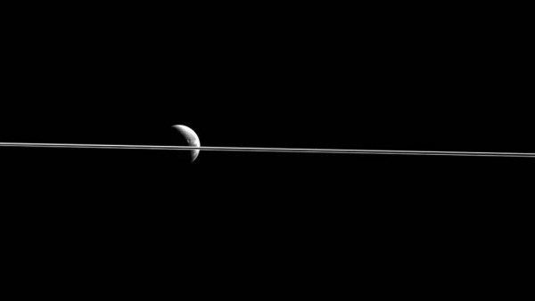 Dione dividida em curioso registro da sonda&nbsp;Cassini