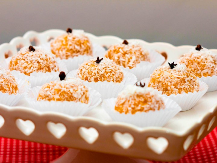 Beijinho de milho e biscoito Maria