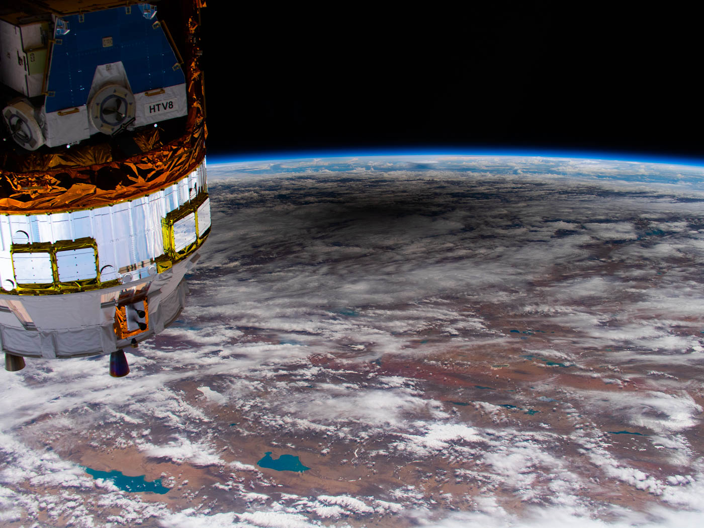 Câmera da ISS registra eclipse solar anular que escureceu a Ásia no fim de semana