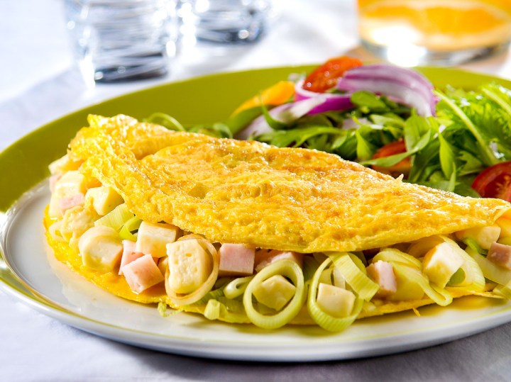 Omelete de queijo minas frescal com alho-poró