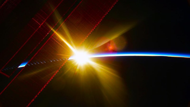 Trivial amanhecer visto da Estação Espacial Internacional