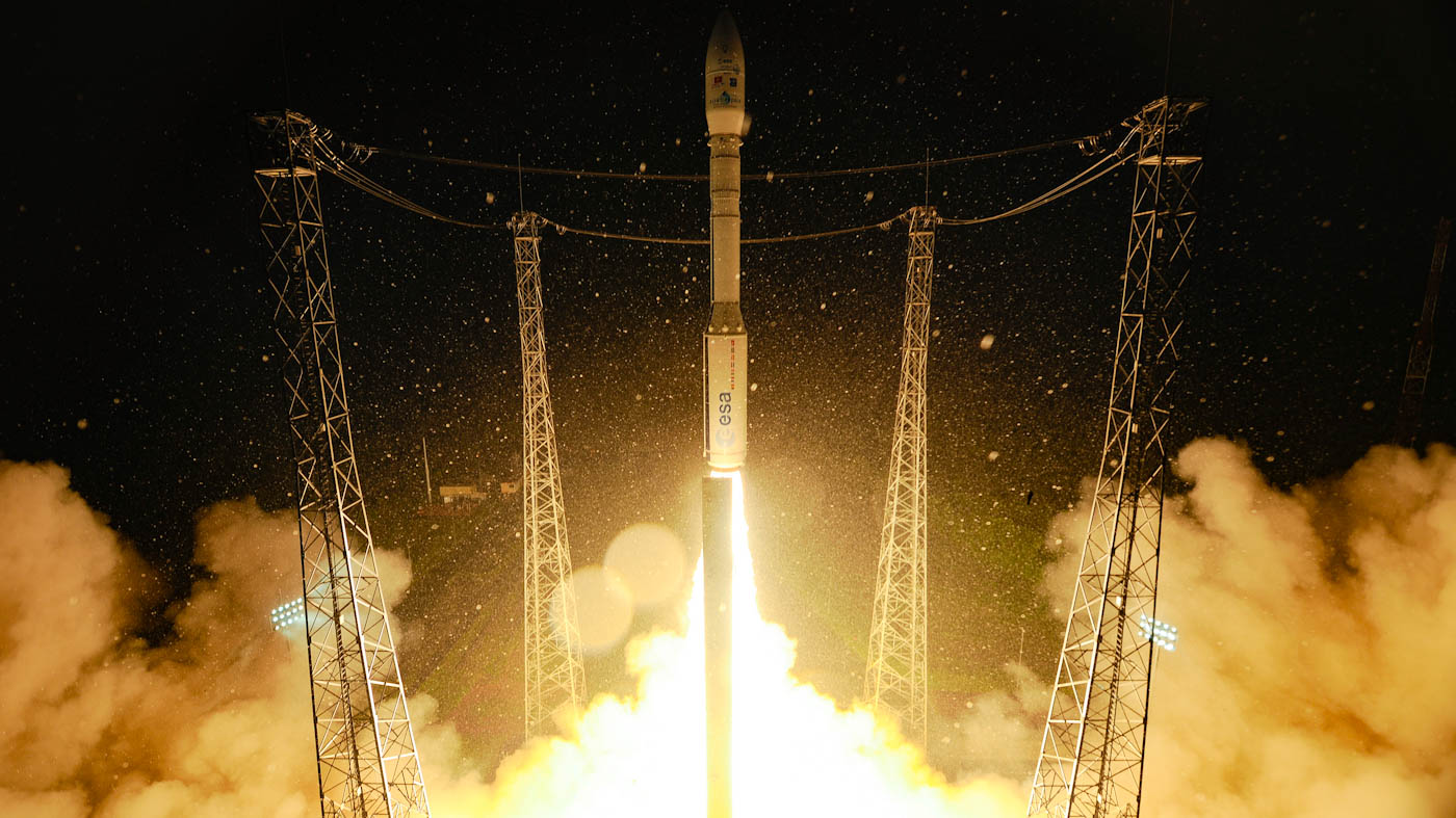 Arianespace lança foguete Vega, com 53 satélites
