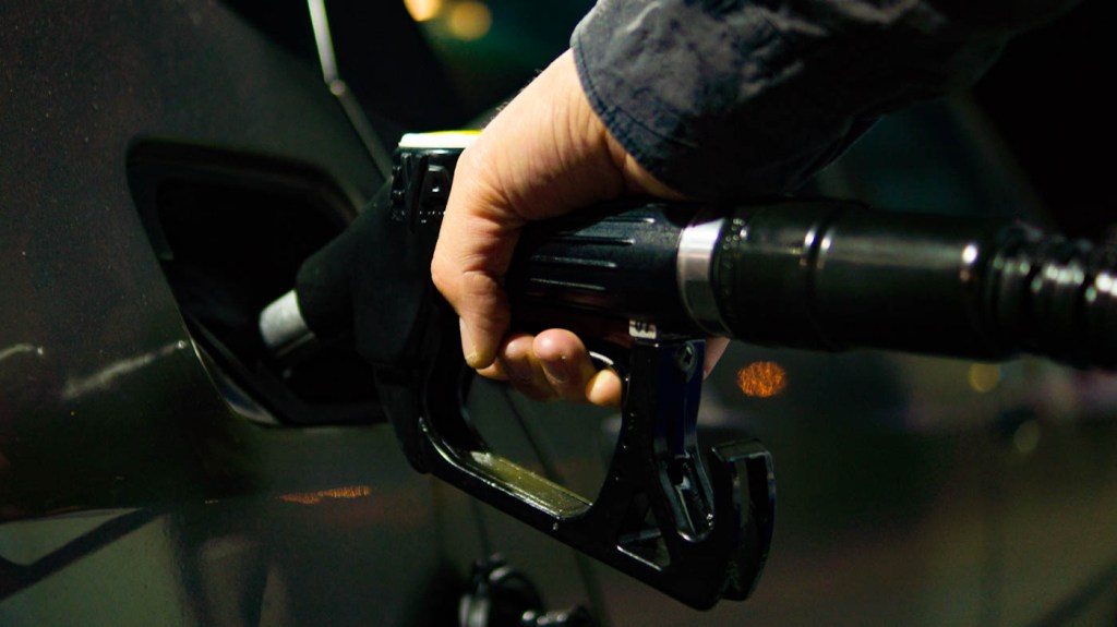 Com retomada parcial da economia, preço da gasolina sobe 3,3% em 15 dias, no&nbsp;Brasil