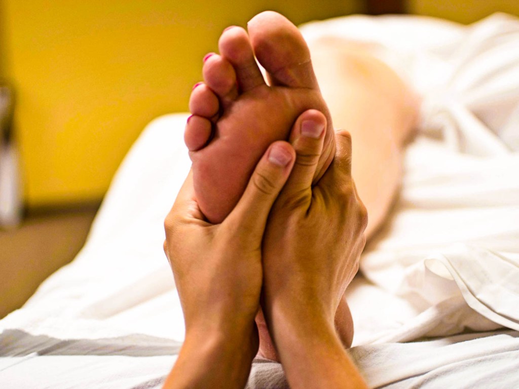 8 dicas de automassagem nos pé para fazer em&nbsp;casa