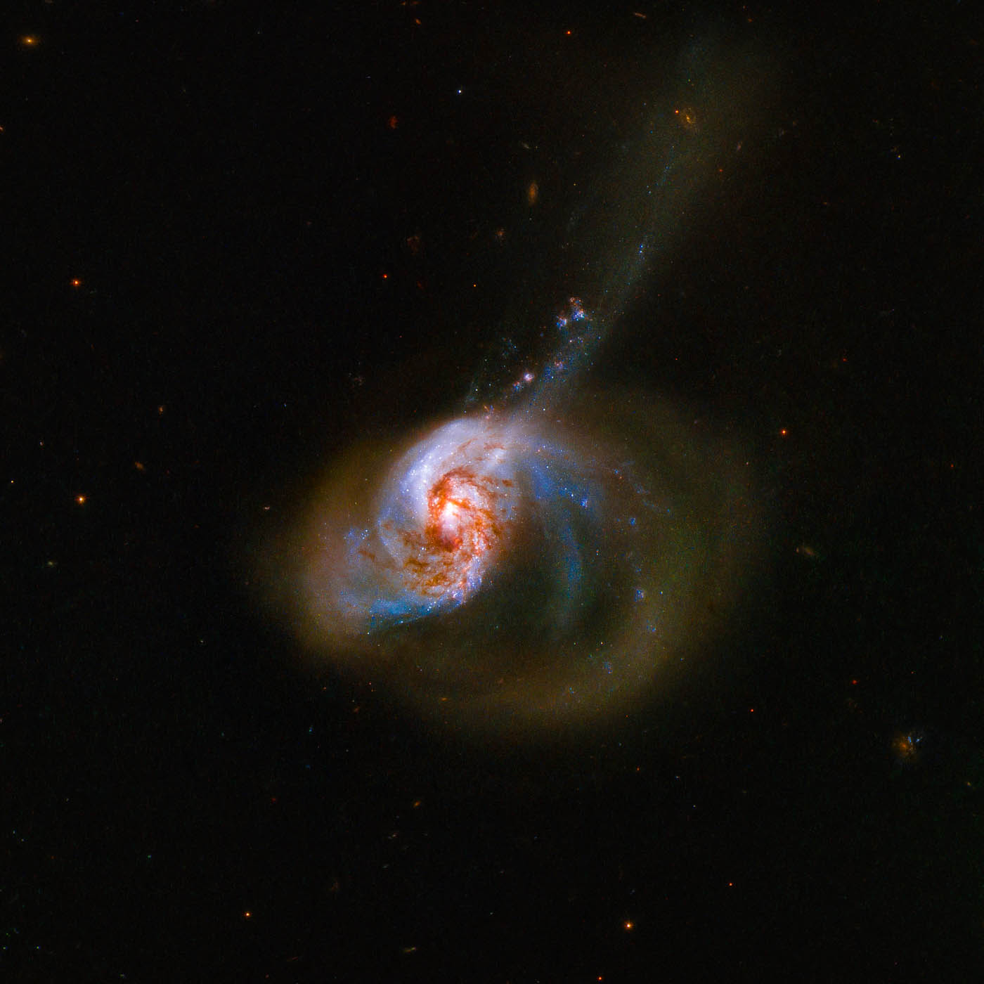 Aliança estelar: Hubble flagra casamento entre galáxias