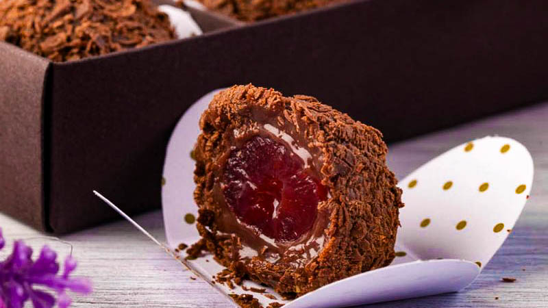 Brigadeiro recheado com cereja
