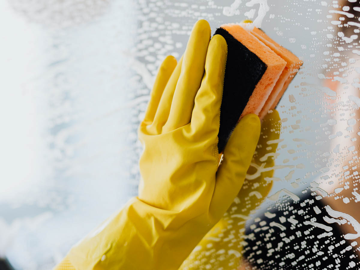 Conheça o jeito certo de usar produtos de limpeza em casa