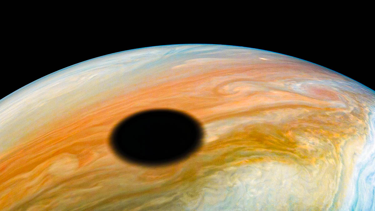 A sombra de Io: o dramático registro de um eclipse em Júpiter, feito pela sonda Juno