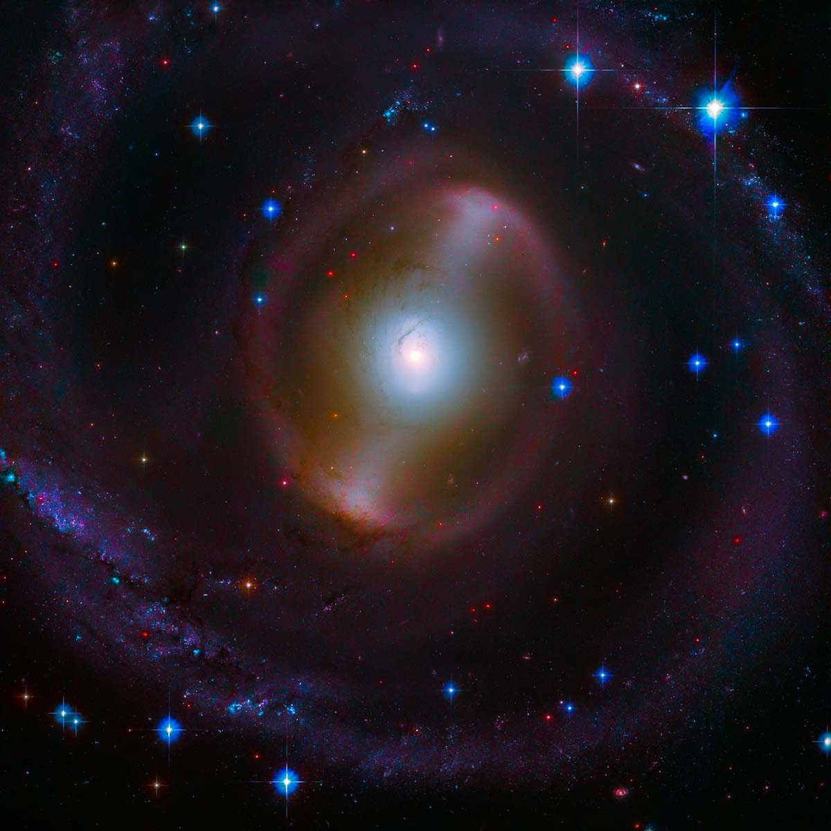 Hubble explora barra de luz brilhante no centro de galáxia espiral barrada