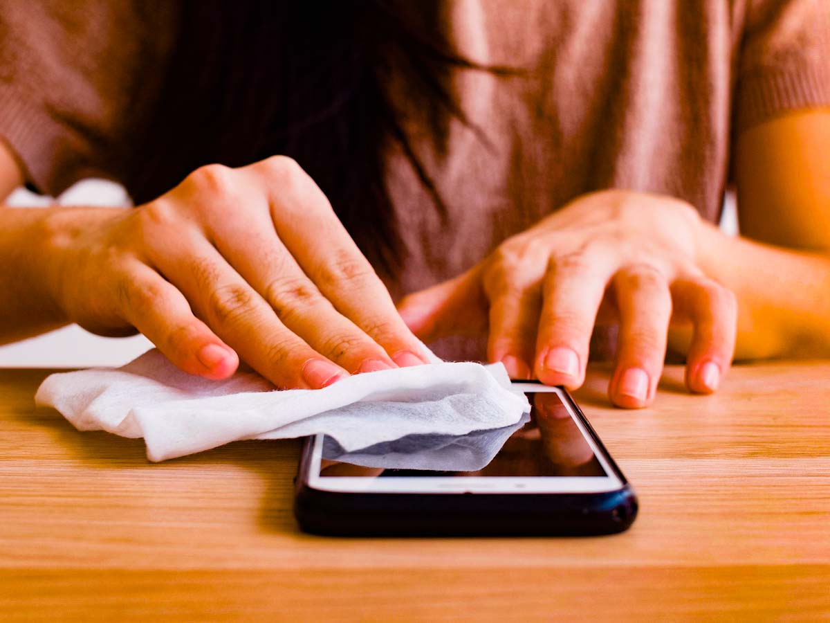 Álcool em gel pode danificar seu celular; aprenda a higienizar o aparelho do jeito certo