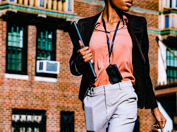 Itaú Mulher Empreendedora tem 10 mil vagas gratuitas para capacitação via&nbsp;WhatsApp