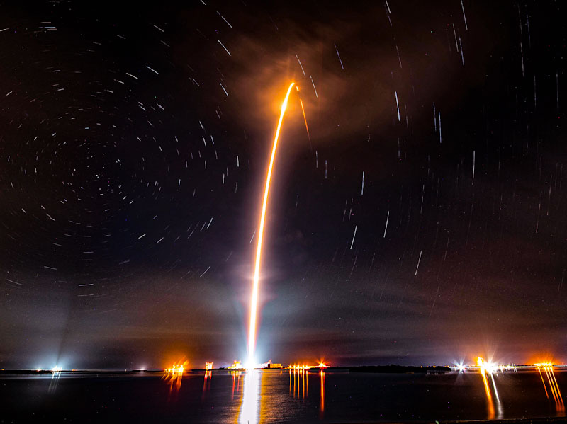 Longa exposição revela ‘startrail’ em lançamento do foguete Falcon 9