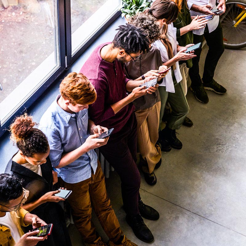 Brasileiros estão entre os que mais demandam celulares pré-pagos, aponta pesquisa