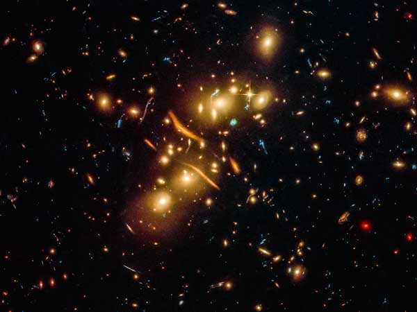 Registro do Hubble confirma lentes gravitacionais e prova teoria de Einstein