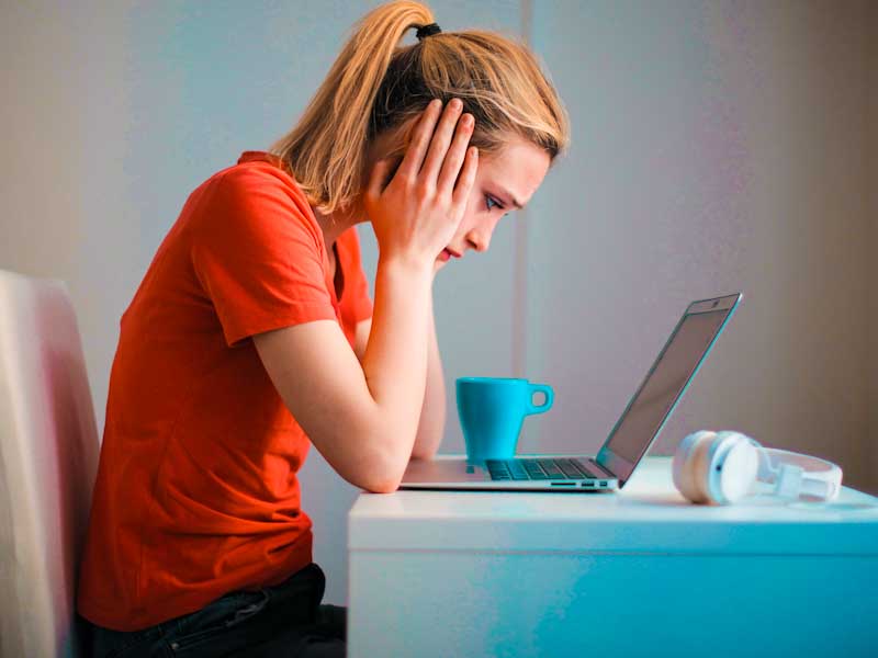 Infodemia e seus impactos: 3 em 4 latinos sentem-se saturados de informações