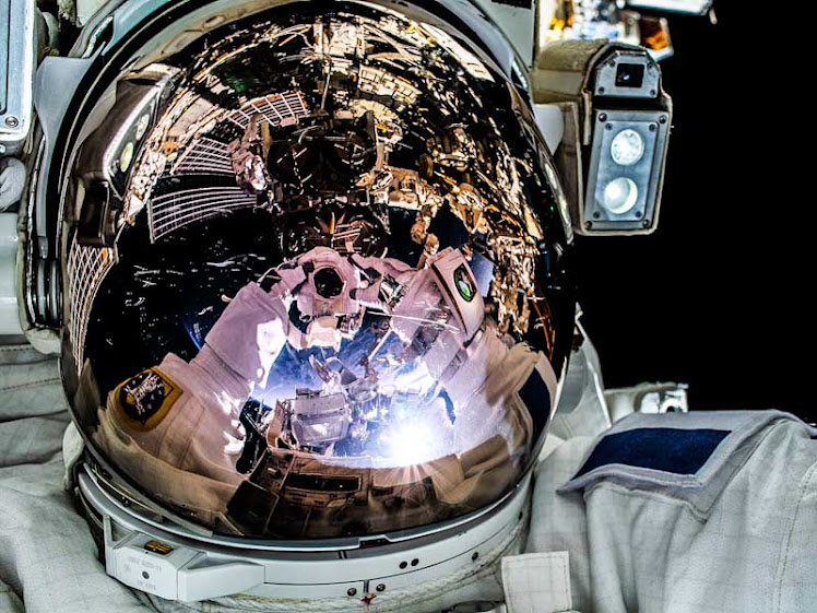 Astronauta faz ‘selfie’ durante caminhada espacial