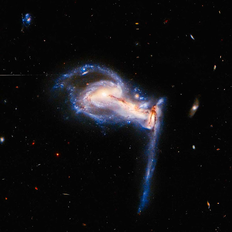 Hubble flagra briga de irmãos galácticos