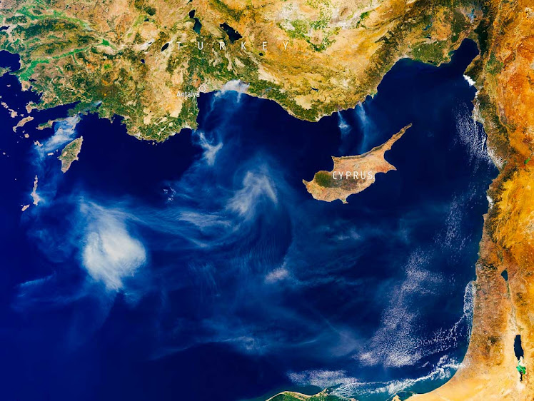 Turquia: satélite mostra rastro de fumaça de incêndios