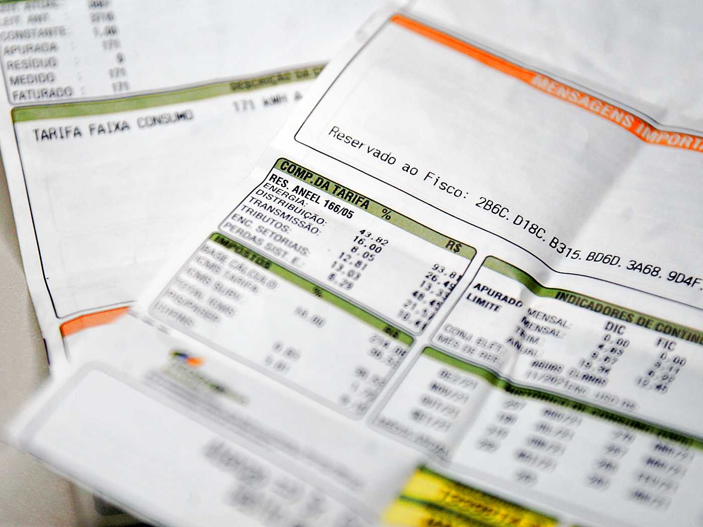 Contas básicas de água, luz e gás representam até 10% da renda mensal de 5 em cada 10 brasileiros