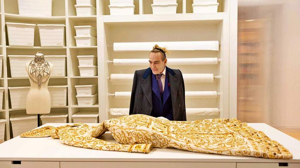 Documentário sobre estilista John Galliano estreia nos&nbsp;cinemas