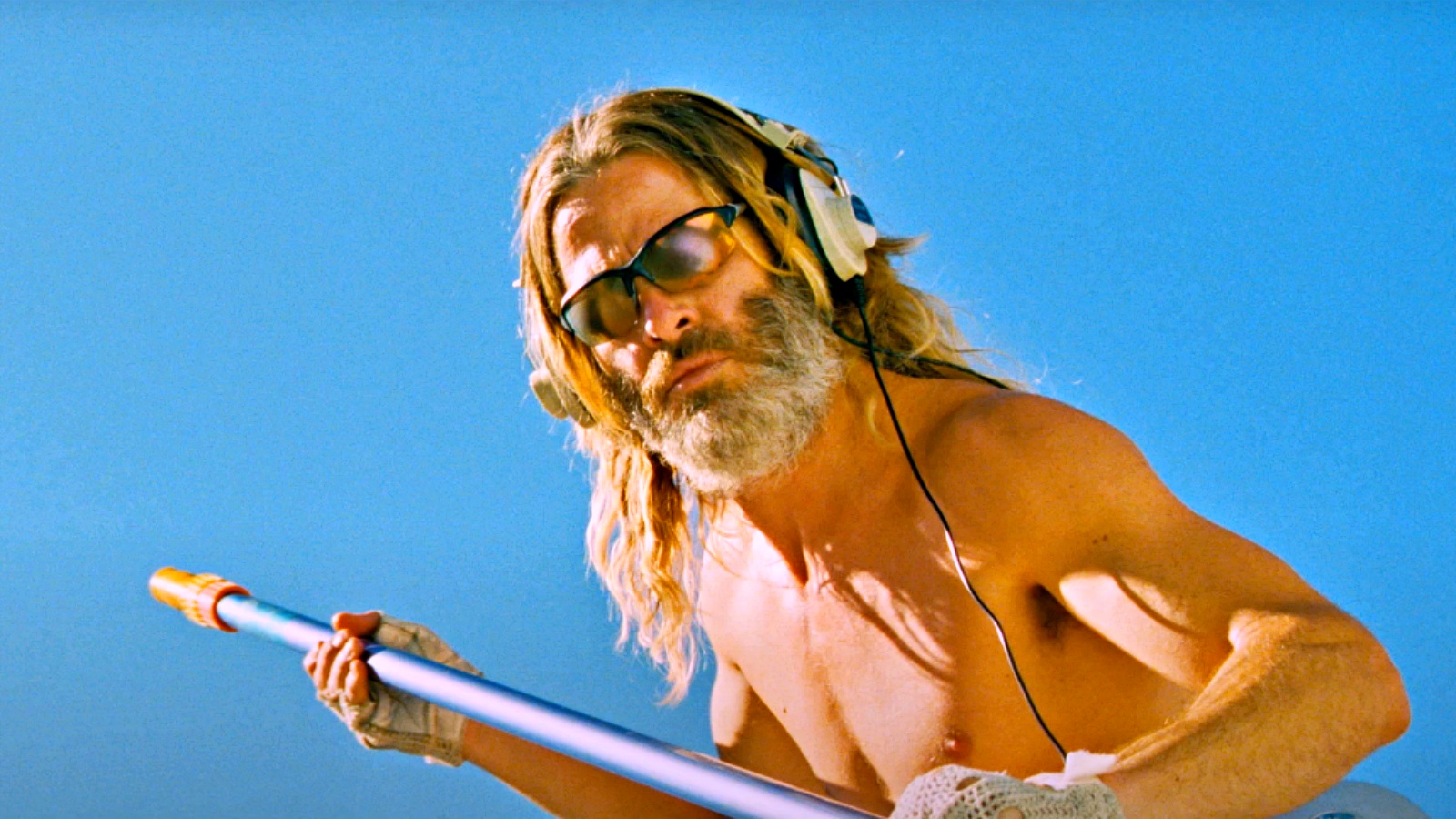 Dirigido e protagonizado por Chris Pine, ‘O Cara da Piscina’ ganha trailer