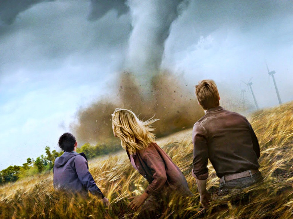 Warner Bros. divulga álbum com trilha sonora de ‘Twisters’, filme estrelado por Glen Powell e Daisy&nbsp;Edgar-Jones