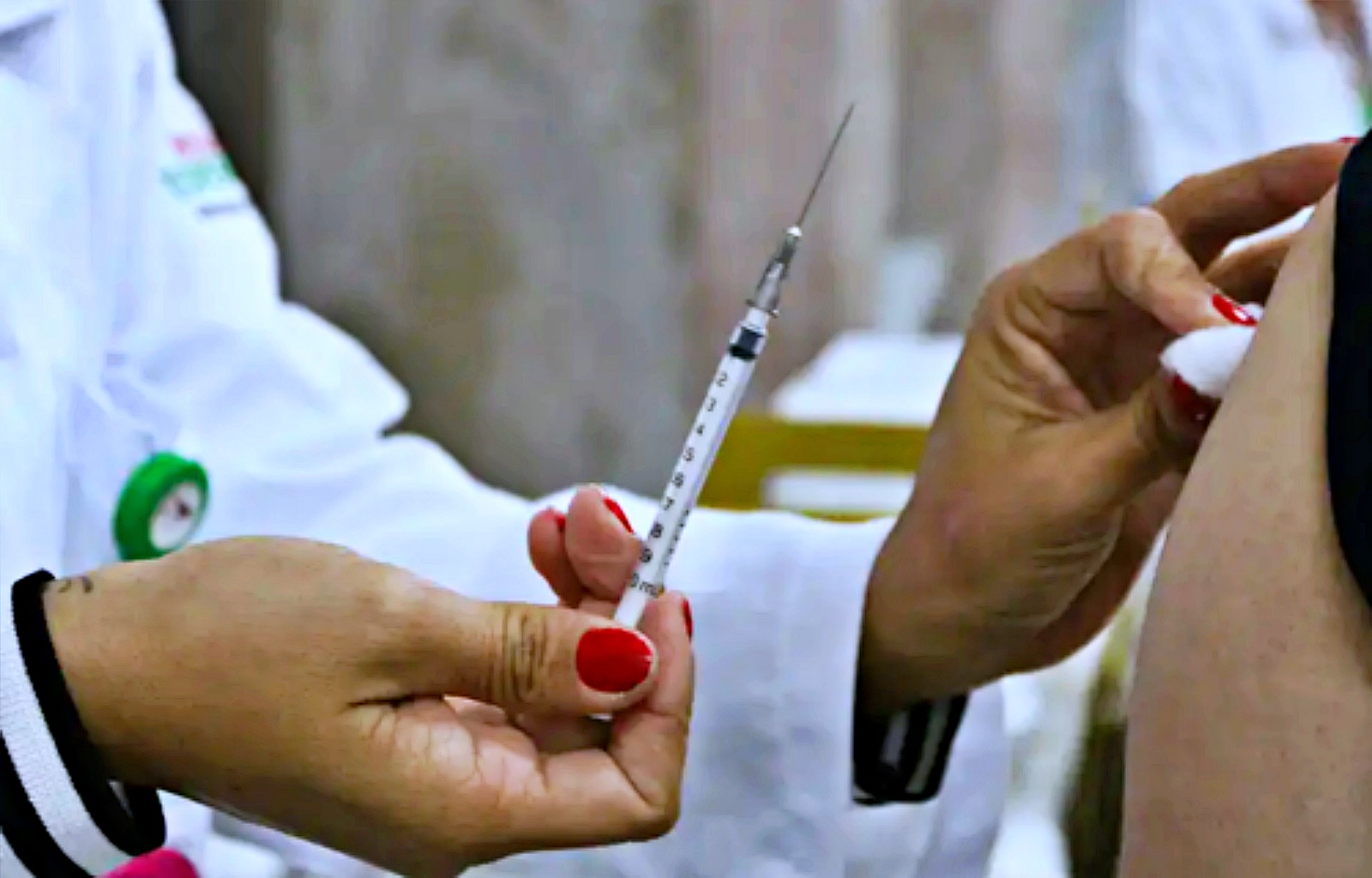 Vacina da covid passa por três etapas de testes antes de ser aprovada