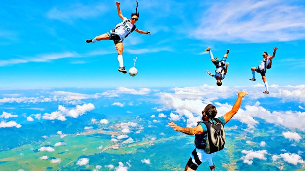 Futebol nas alturas: paraquedistas disputam partida no céu de Balneário&nbsp;Camboriú