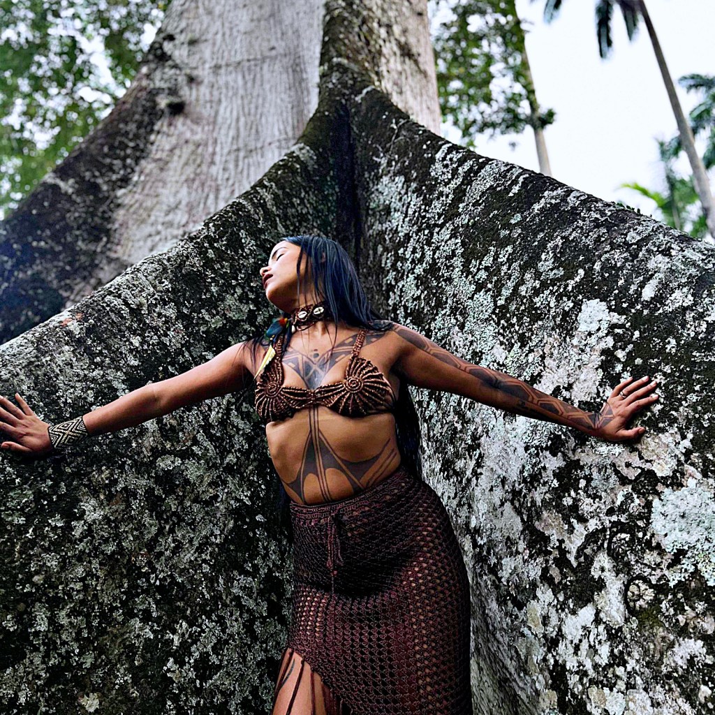 Kaê Guajajara homenageia árvore sagrada em ‘Sumaúma’