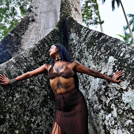 Kaê Guajajara homenageia árvore sagrada em ‘Sumaúma’