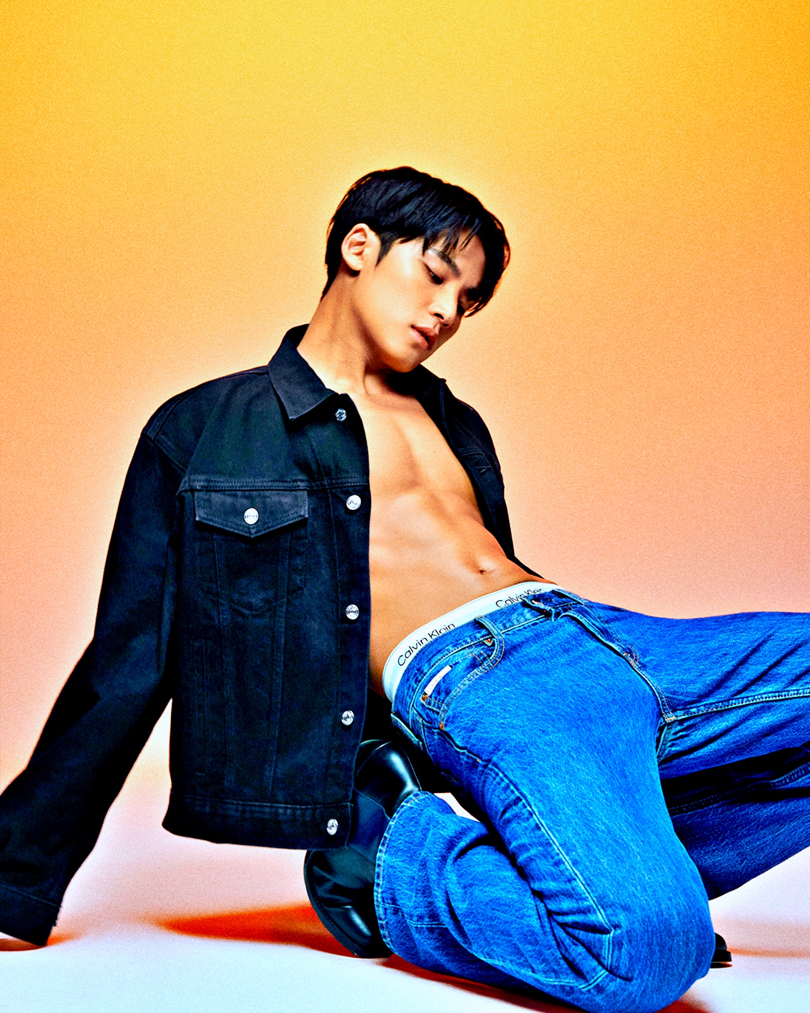 Astro da música pop coreana, Mingyu estrela campanha de grife: dirigida por AJ Duan e fotografada por Park Jong Ha, campanha destaca cantor e clássico jeans da marca