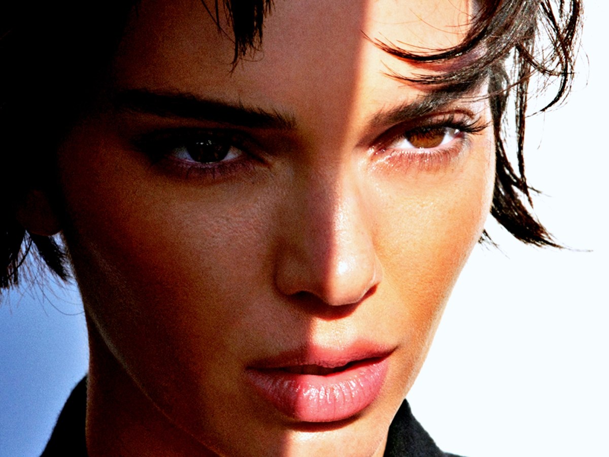 Kendall Jenner imprime 'sensualidade clássica' de marca em campanha: campanha de Fall 2024 com supermodelo destaca peças femininas da Calvin Klein