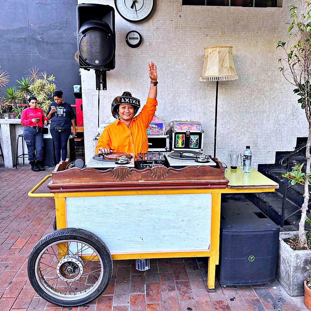 Feira de Vinil da Tralha ocupa escadaria da Rua do Giz, no fim de semana