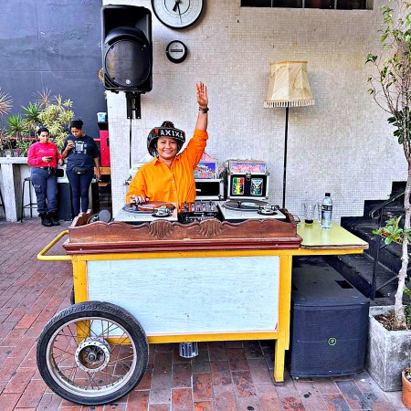 Feira de Vinil da Tralha ocupa escadaria da Rua do Giz, no fim de&nbsp;semana