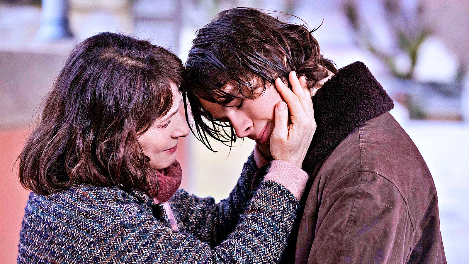 Estrelado por Paul Kircher e Juliette Binoche, ‘Inverno em Paris’ estreia nos cinemas