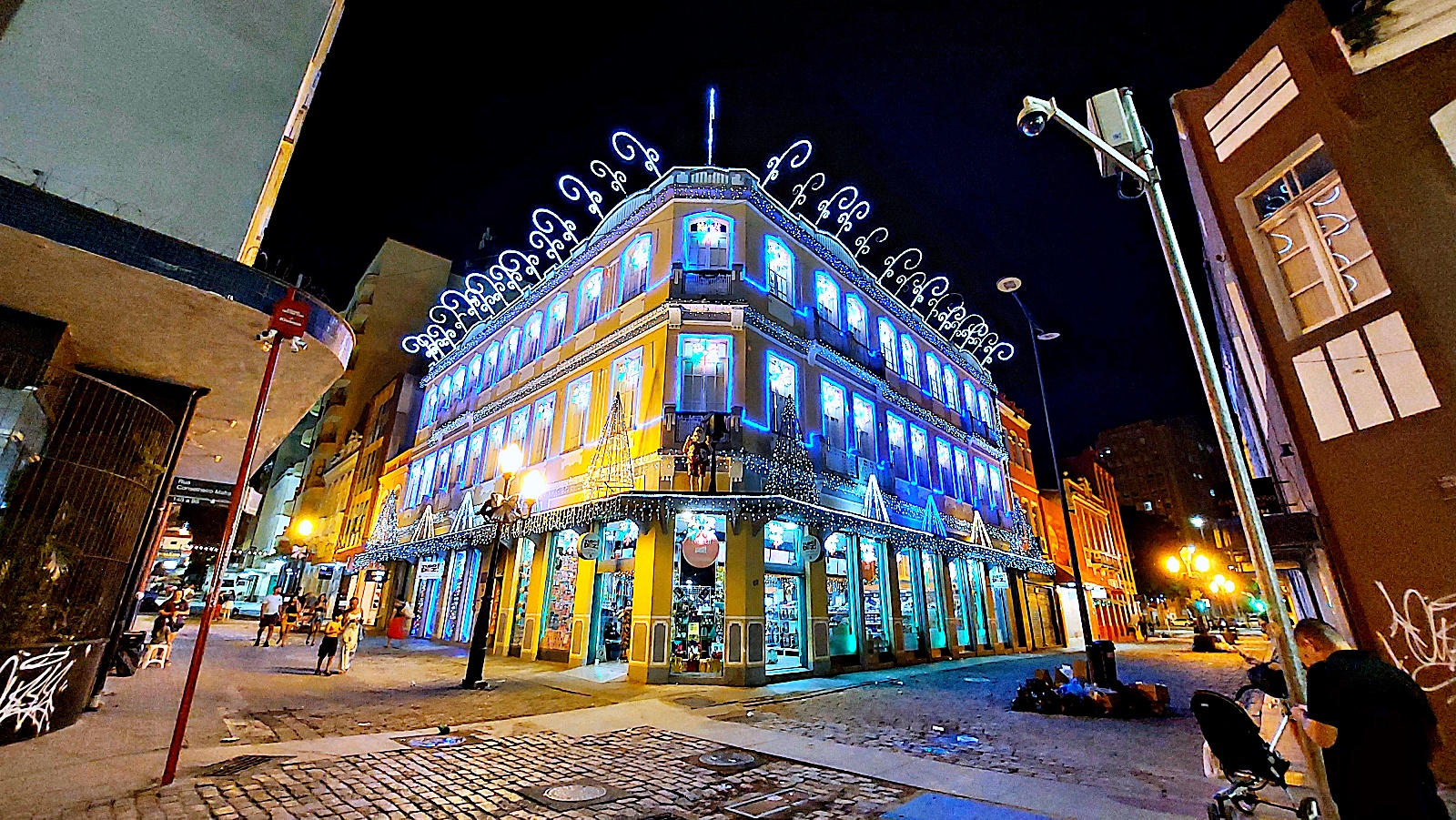 De olho no Natal, lojistas capricham em vitrines, e concorrem às mais atraentes