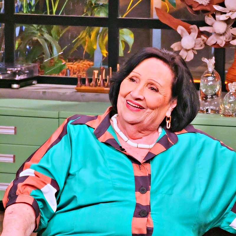 Déa Lúcia é convidada do 'Conversa com Bial': durante entrevista, ela recorda relação com o filho, Paulo Gustavo, e sua chegada ao 'Domingão com Huck'