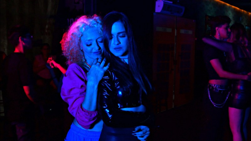 'Olhos e Bocas' acompanha a história de Marina, uma jovem sonhadora que deseja dançar no Ballet Bolshoi. Para conquistar o seu objetivo, ela trabalha como guia artística em uma galeria de arte e se dedica intensamente ao treino de balé. Em uma de suas raras saídas, ela conhece Paula, uma tímida vocalista que sonha em se tornar uma pop star