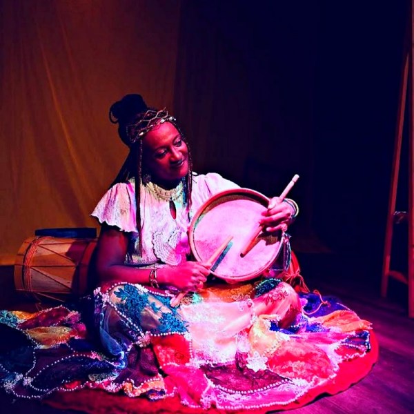 Rosa Reis apresenta 'Ébano', espetáculo de música e resistência para celebrar Consciência Negra: apresentação traz canções que exaltam beleza, luta e importância de compositores negros