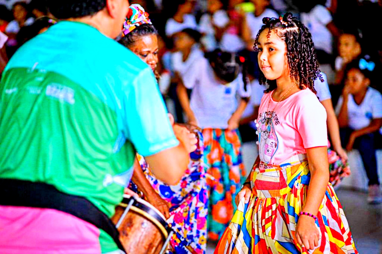 Crioula Festival promove encontro da música e tambor de crioula em São Luís: mestres, mestras e brincantes do tambor de crioula reunidos em cortejo pelas ruas do Centro Histórico e grandes shows marcam programação