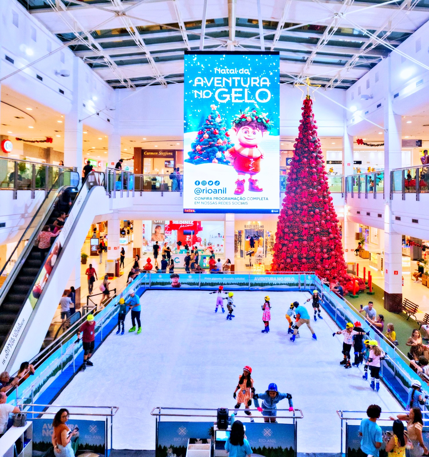 Rio Anil Shopping amplia horário de funcionamento, e apresenta programação especial de Natal: até 24 de dezembro, shopping atende à demanda com horários diferenciados; atrações musicais e pista de patinação no gelo animam público