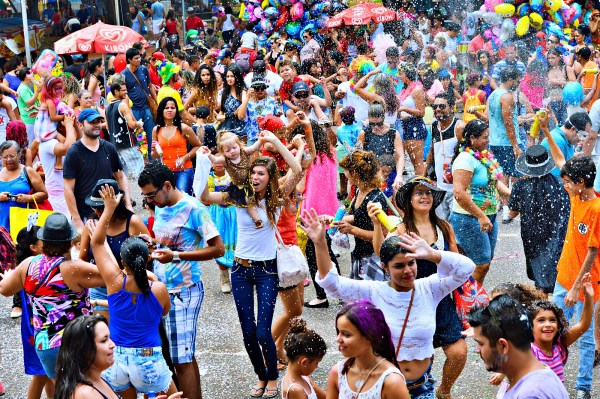 Carnaval sem dor nos pés ou na coluna: veja orientações para curtir a folia sem&nbsp;dor
