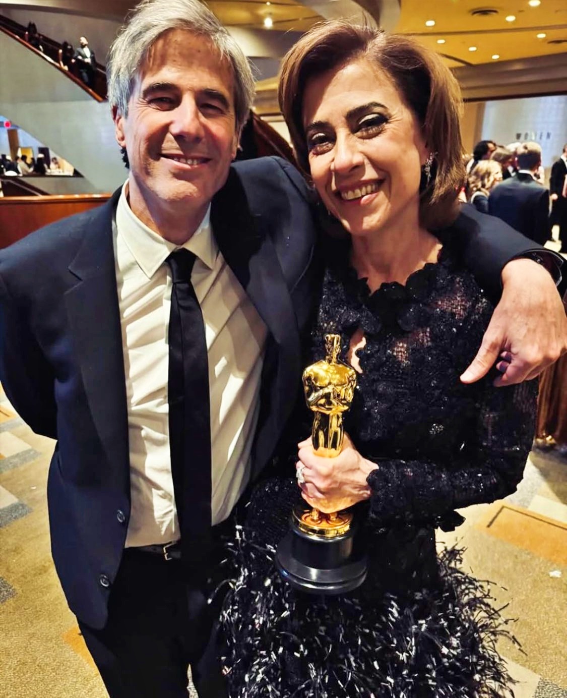 Oscar 2025 de melhor filme estrangeiro para 'Ainda Estou Aqui' de Walter Salles: atriz Fernanda Torres e o diretor Walter Salles posam com o troféu do Oscar 2025 Melhor Filme Internacional