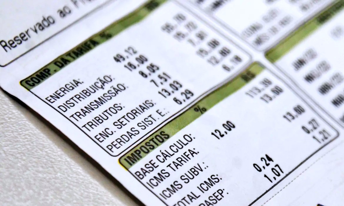 Bandeira vermelha patamar 2 encarece contas de luz em agosto