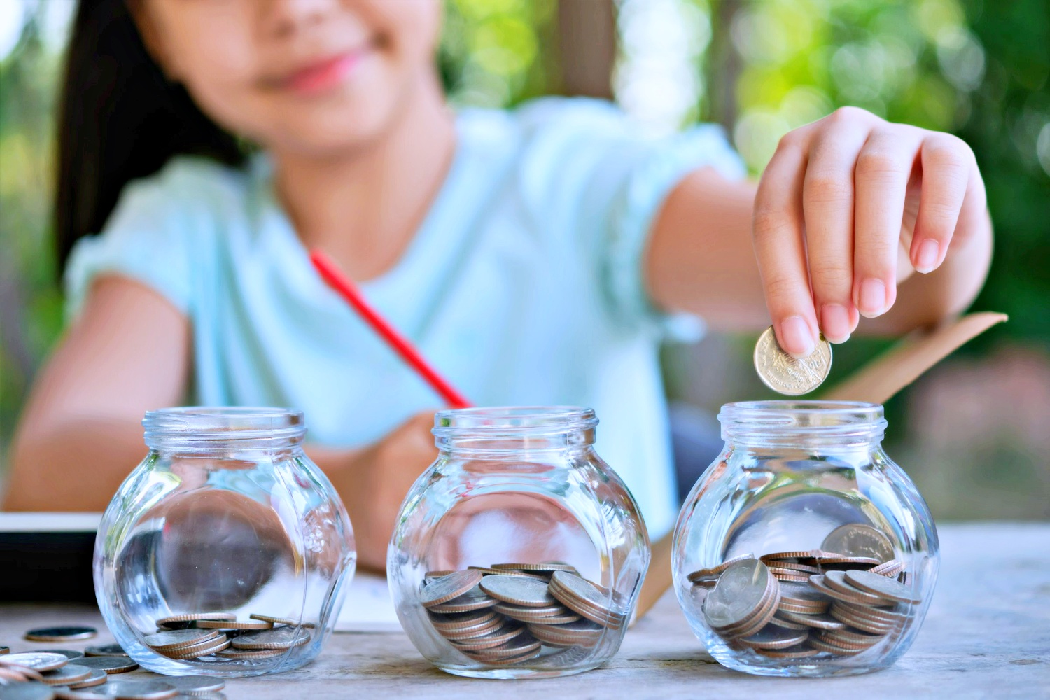 Educação financeira na infância? Especialista explica como transformar a mesada em ferramenta de aprendizado