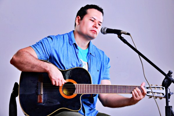 Em homenagem ao bumba meu boi, cantor e compositor Fábio Allex libera inédita ‘Maranhão de Reencontros’