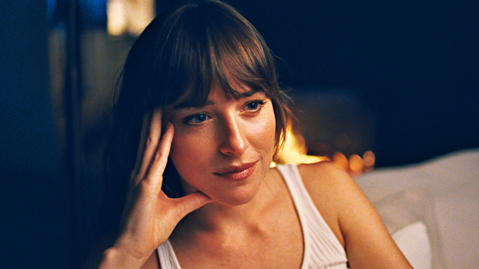 'Amores à Parte' tem traições, reviravoltas e desejo: Dakota Johnson e Adria Arjona estrelam comédia sarcástica sobre casamentos modernos, relações abertas e dilemas do amor contemporâneo